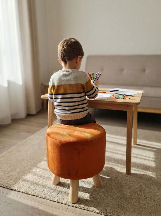 Puff cobre usado como asiento auxiliar en casa, ideal para escritorio