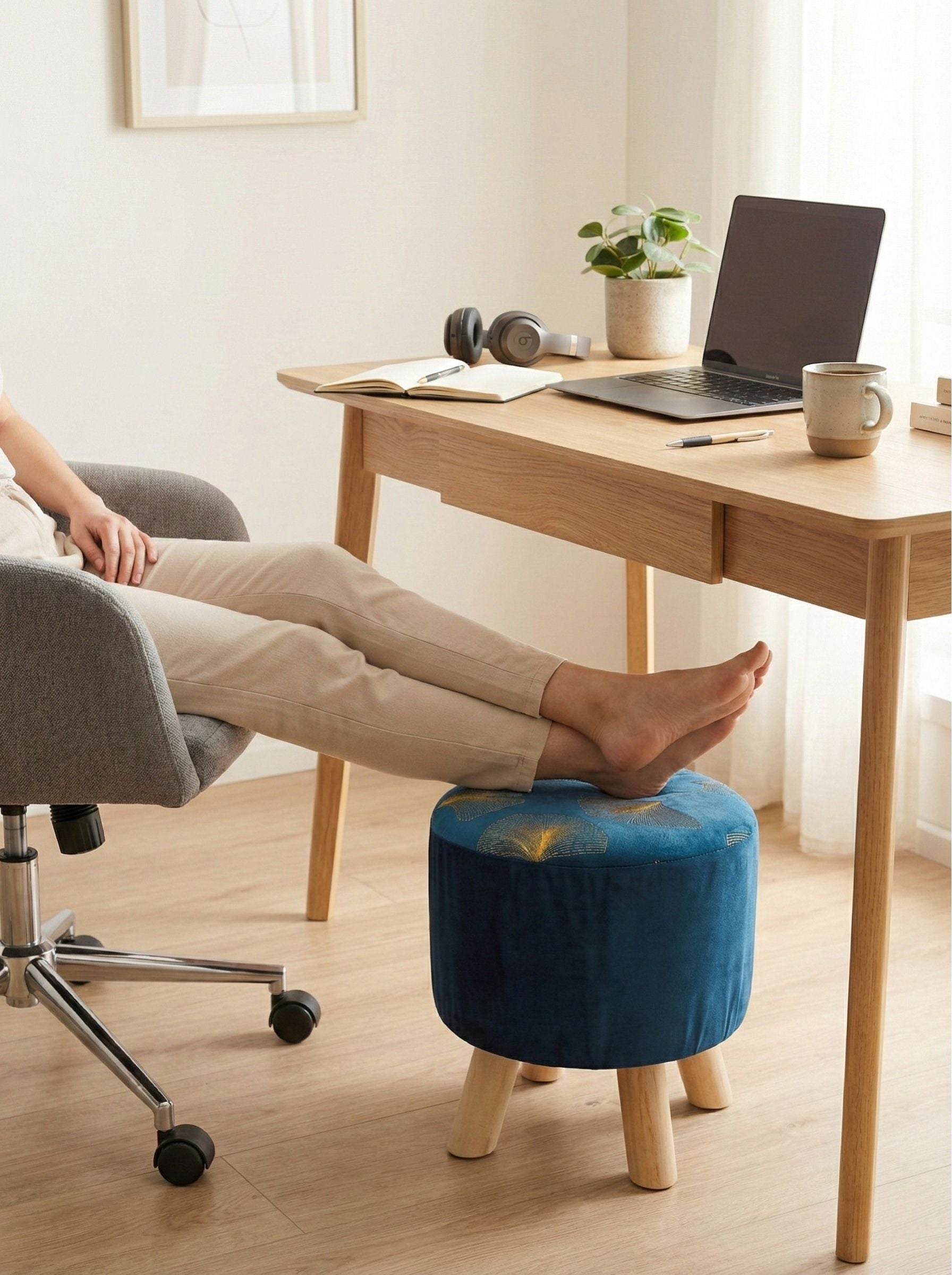 Puff azul como apoya pies bajo escritorio en home office