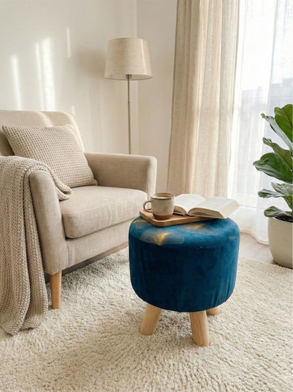 Puff azul usado como mesa auxiliar en living, decorativo y funcional