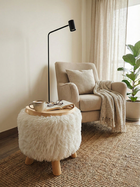 Puff blanco de felpa con patas de madera usado como mesa auxiliar en living