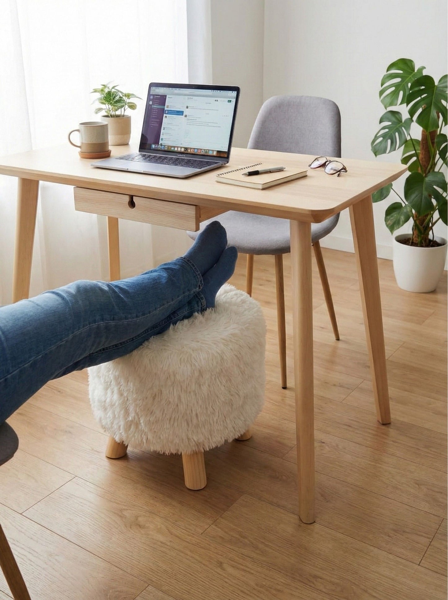 Puff blanco acolchado junto a escritorio, vista lateral mostrando patas de madera