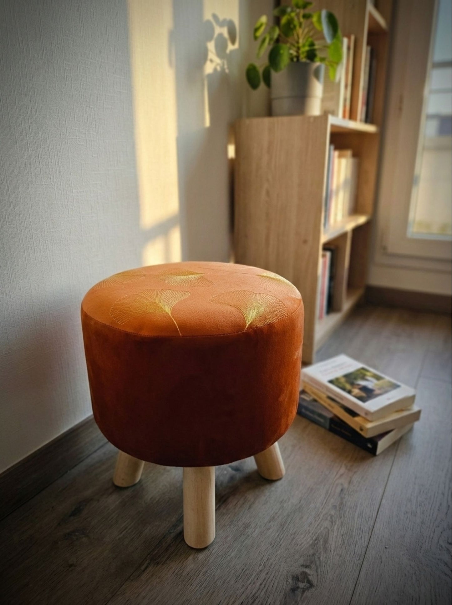 Puff cobre en living acogedor, ideal como asiento extra o apoya pies