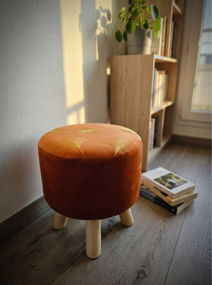 Puff cobre en living acogedor, ideal como asiento extra o apoya pies