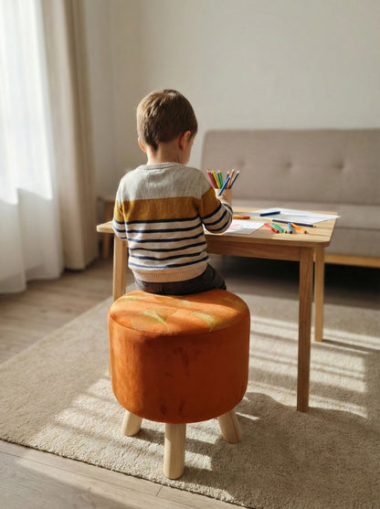 Puff cobre usado como asiento auxiliar en casa, ideal para escritorio