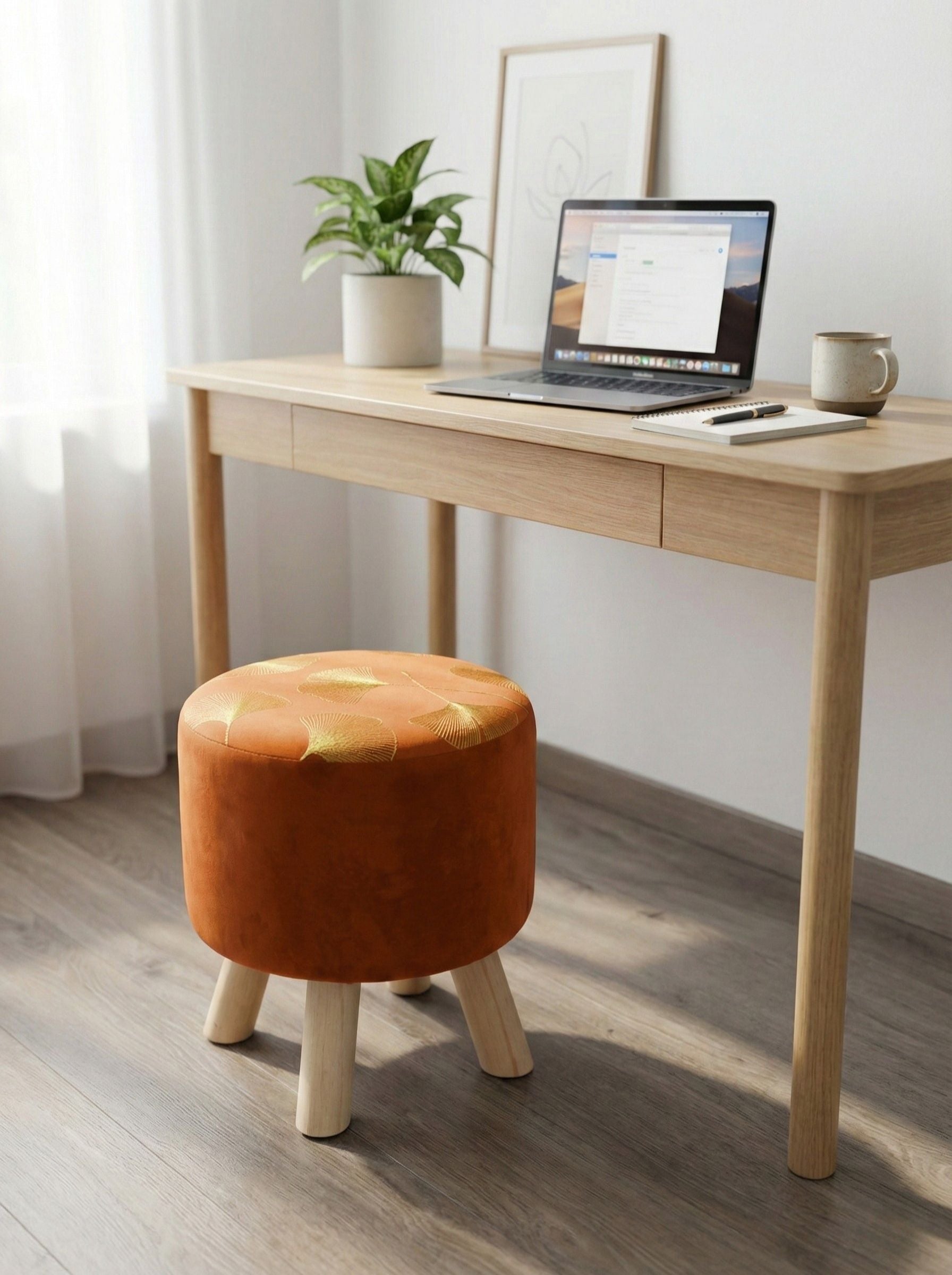 Puff cobre bajo escritorio en home office, asiento auxiliar compacto