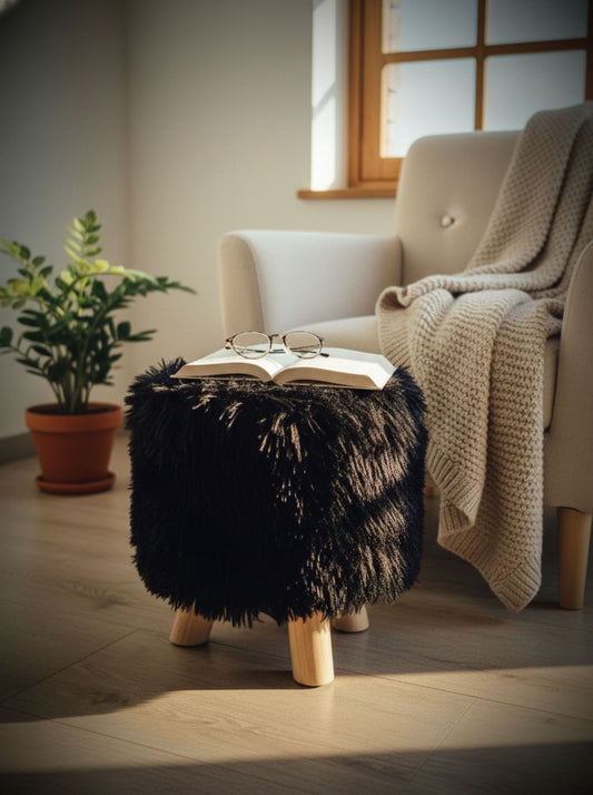 Puff negro peludo en living junto a sillón, decorativo y funcional