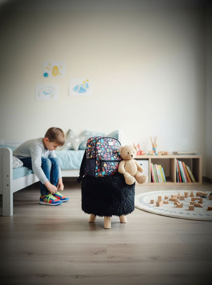 : Puff negro peludo como asiento auxiliar, ideal para uso familiar