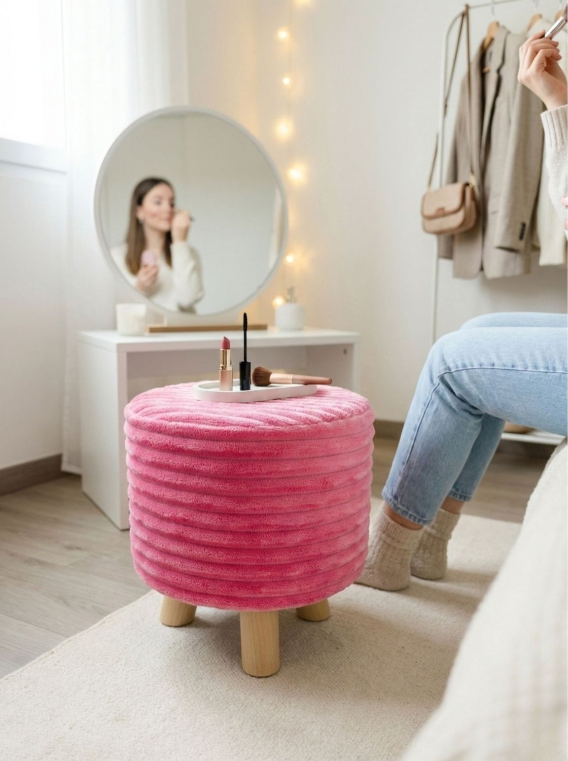  Puff rosa acolchado como asiento auxiliar en dormitorio junto a tocador