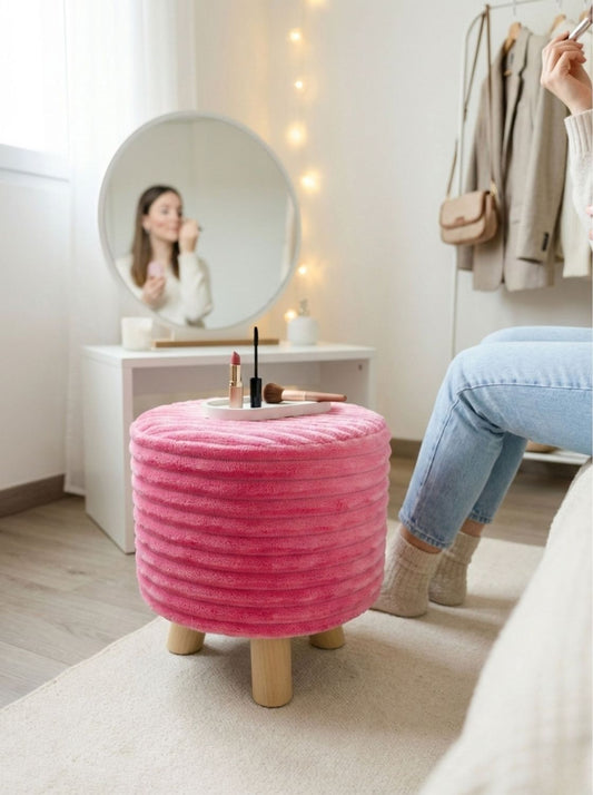  Puff rosa acolchado como asiento auxiliar en dormitorio junto a tocador