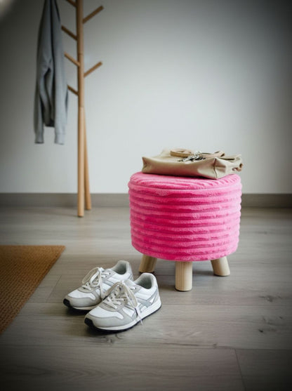 Puff rosa en recibidor, práctico para sentarse y ponerse zapatos