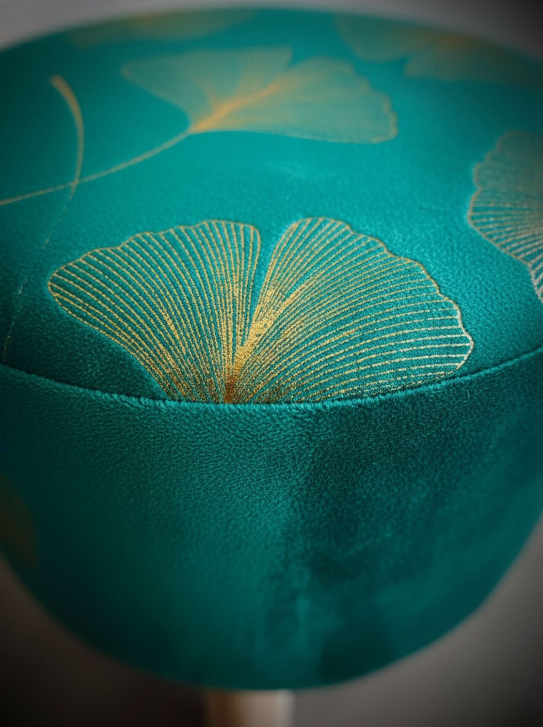 Detalle del tapiz del puff verde, vista superior con textura