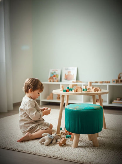 Puff verde en sala familiar, uso para niños y adultos, seguro y cómodo